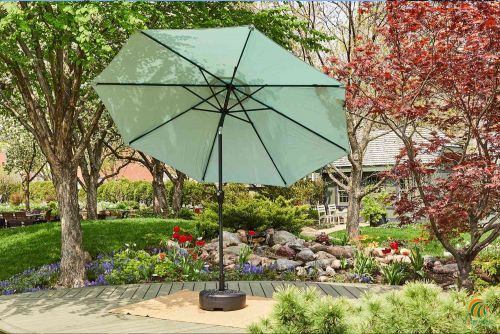 Sử dụng ô dù che sân vườn